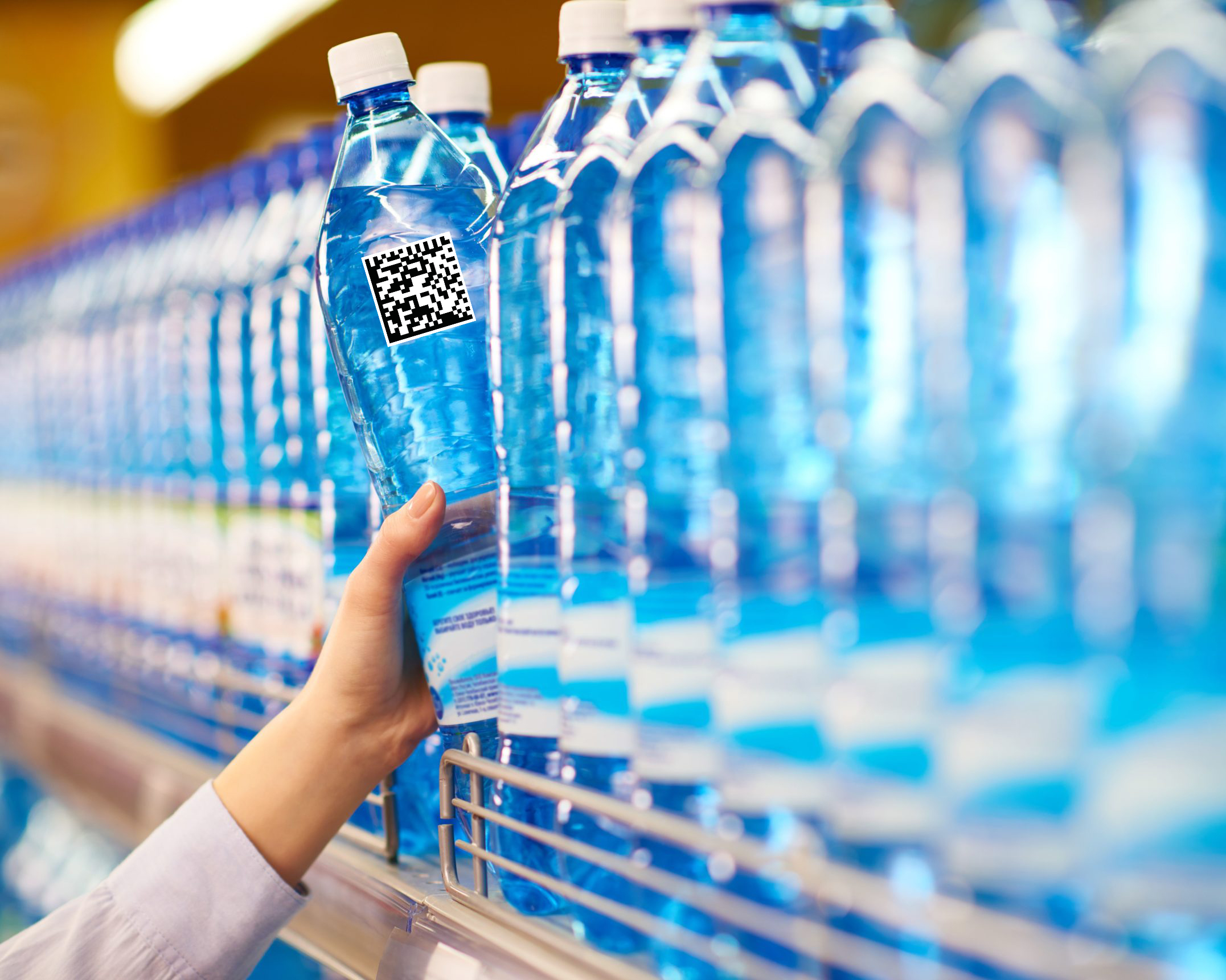 Продажа воды в бутылках. Вода питьевая бутилированная. Бутилированная минеральная вода. Бутылка для воды. Пластиковые бутылки в магазине.